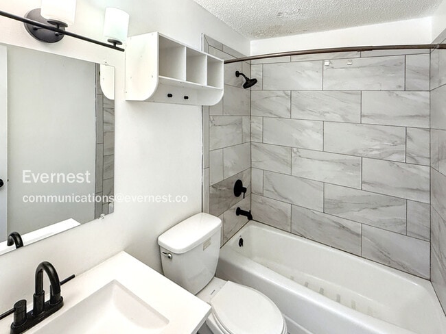 Building Photo - 2227 Cheshire Dr
