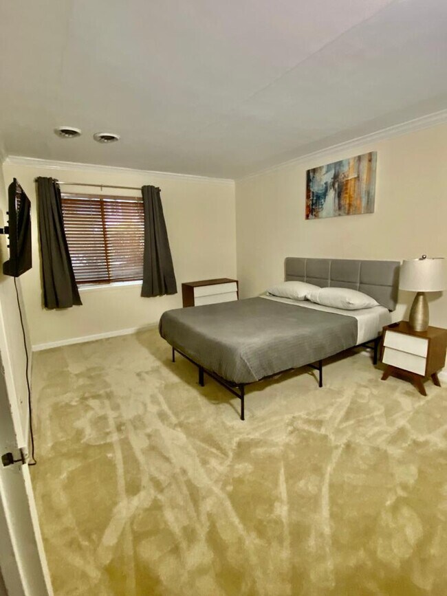 Building Photo - 2624 Redcoat Dr