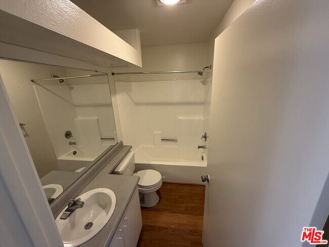 Building Photo - 326 S Manhattan Pl