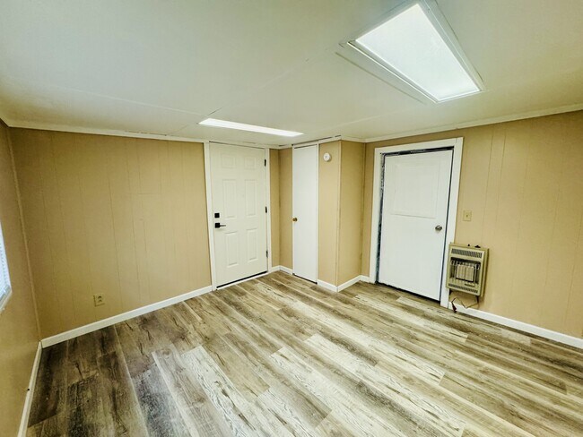 Building Photo - 6 Fox Ln