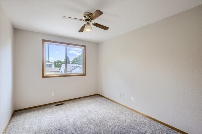 Building Photo - Spacious NW Longmont Home