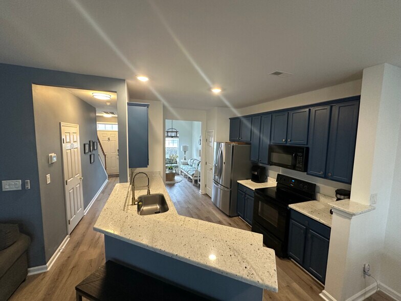 Building Photo - 4036 Holly Villa Cir