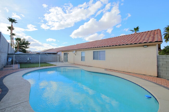 Building Photo - Gorgeous 3Bed/2Bath, 1-Story Home w/ Private Pool located in the Henderson -Move In Now — Enjoy R...