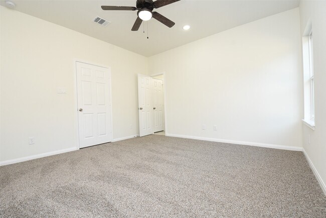 Building Photo - 2819 Topiary Ln