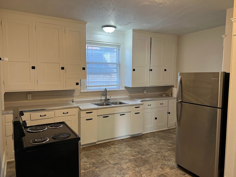 Building Photo - 1444 Woodland Ave NW