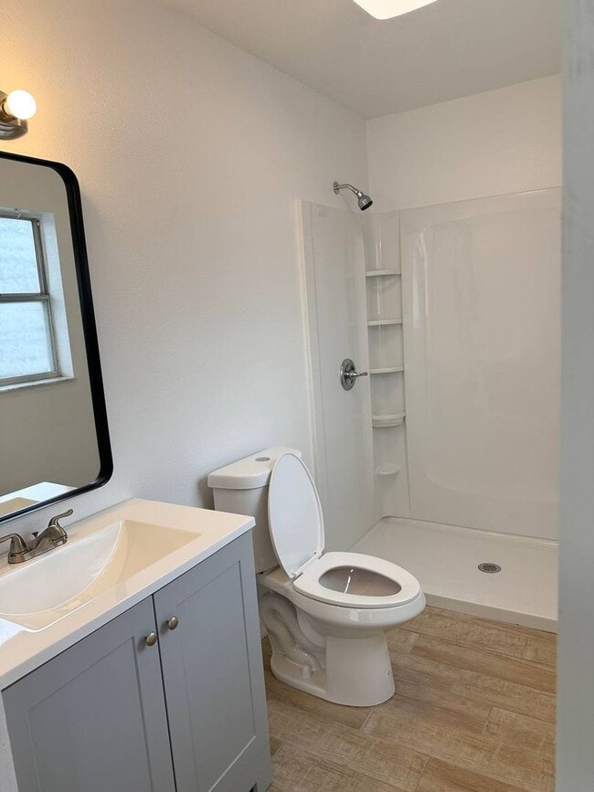 Building Photo - Easy Living Starts Here: 3BR Lakeland Rental