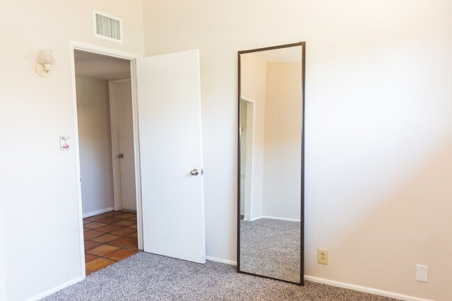 Building Photo - Scottsdale Rental Listing