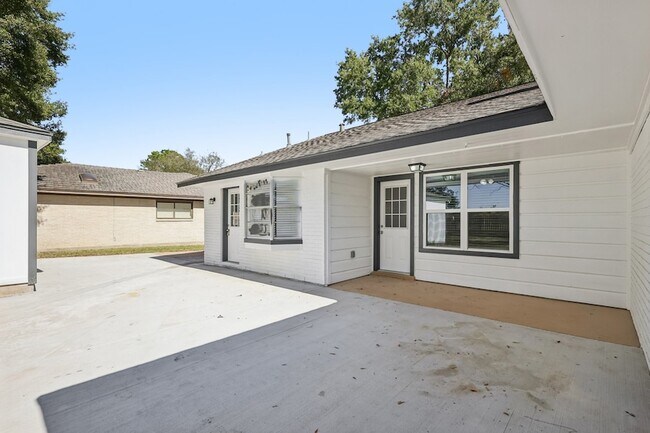 Building Photo - 15322 Torry Pines Rd