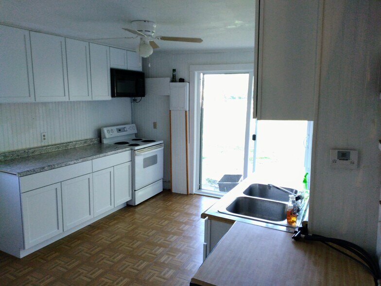 NEW CABINETS/COUNTERTOPS. - 1324 M St NE