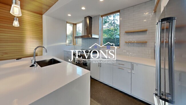 Building Photo - 5BR/4.5BA House in Seattle -- Available Now!