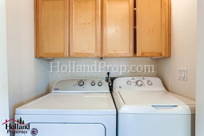 Building Photo - 3060-3062 Lazy River Dr