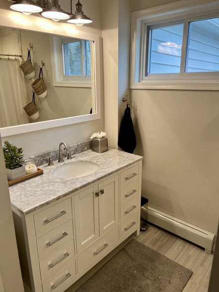 Upstairs Bath - 741 Marshall Dr