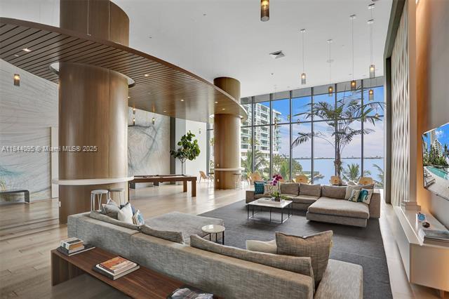 Building Photo - 460 NE 28th St