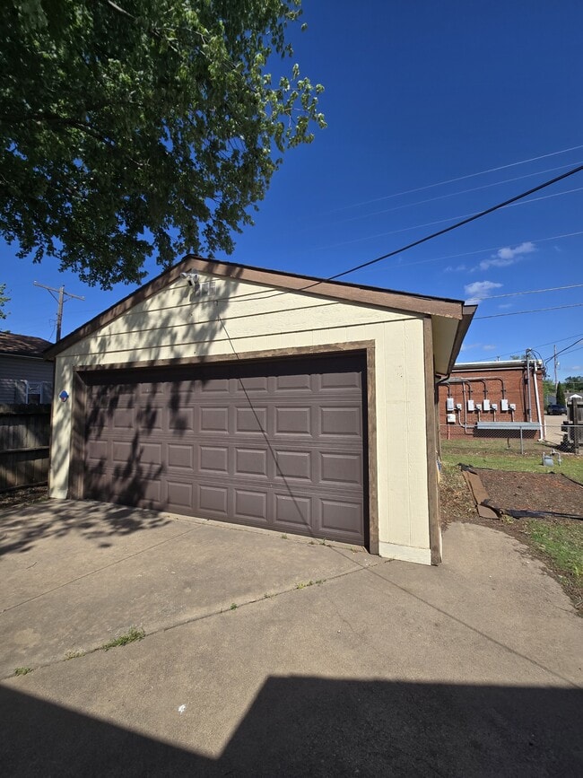 Building Photo - 902 N Colorado St