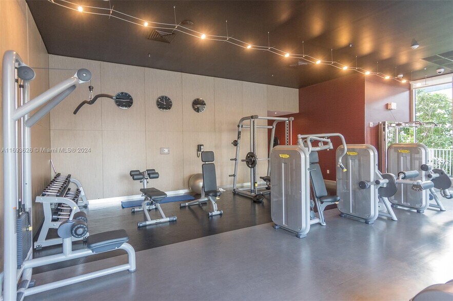 Building Photo - 2602 E Hallandale Beach Blvd