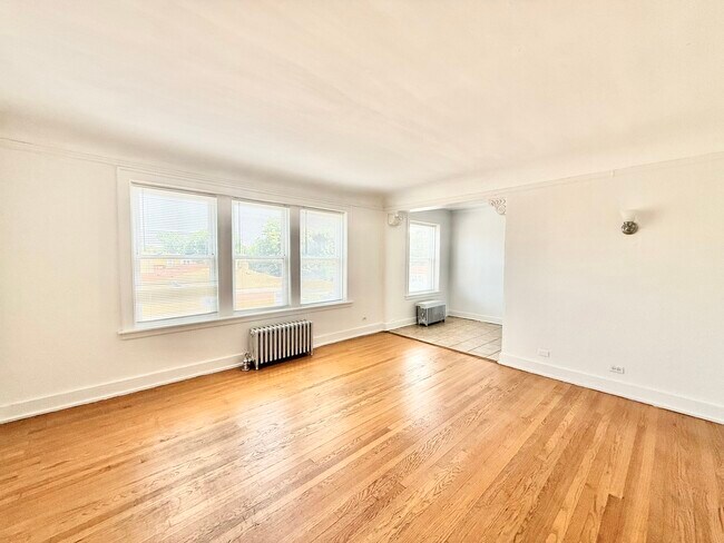 Building Photo - 2801 W Lunt Ave