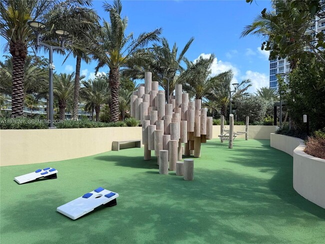 Building Photo - 400 South Pointe Dr