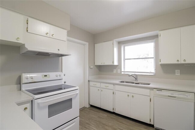 Building Photo - 1927 English Dr