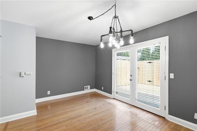 Building Photo - 856 St Charles Ave NE