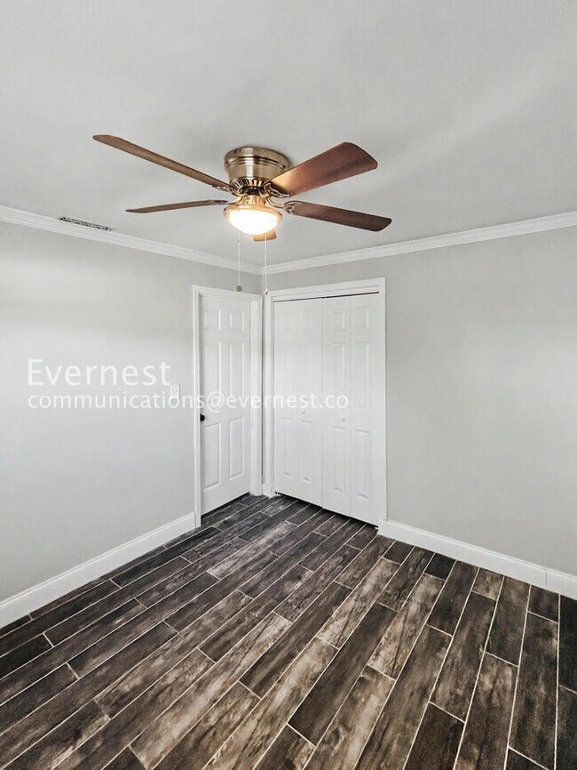 Building Photo - 1885 Shore Acres Blvd NE