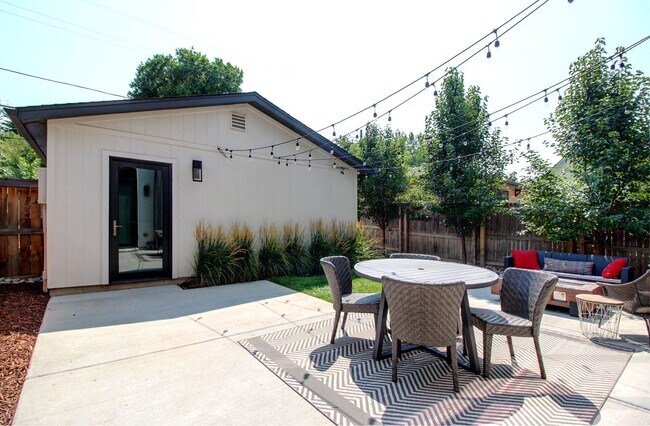 Building Photo - Luxury Living in the heart of Platte Park, 5bds, 4bas - Custom Finishes around every corner