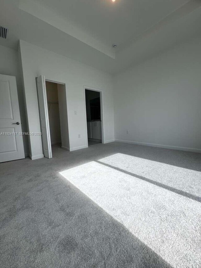 Building Photo - 632 SE 14th Ct