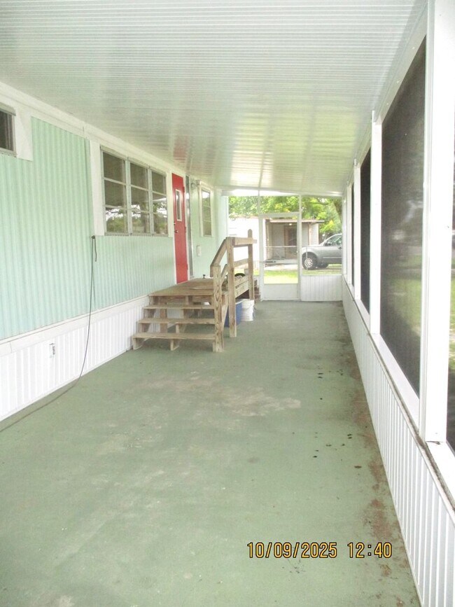 Building Photo - Charming 2-bedroom, 1-bathroom home locate...