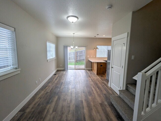 Building Photo - BIGFIR1069-1071