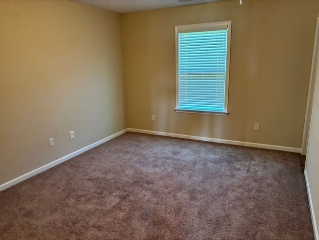 Building Photo - Gorgeous 4 Bedroom 2 1/2 Bath in Fortson Ga .