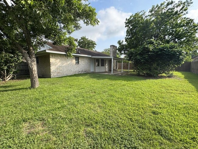 Building Photo - 102 Tanglewood Dr