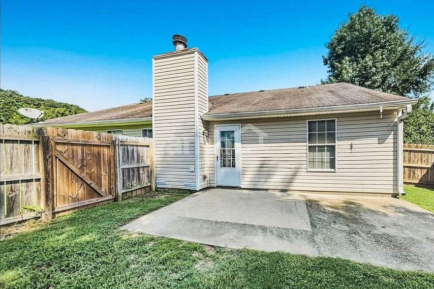 Building Photo - 1300 Wilkes Crest Dr