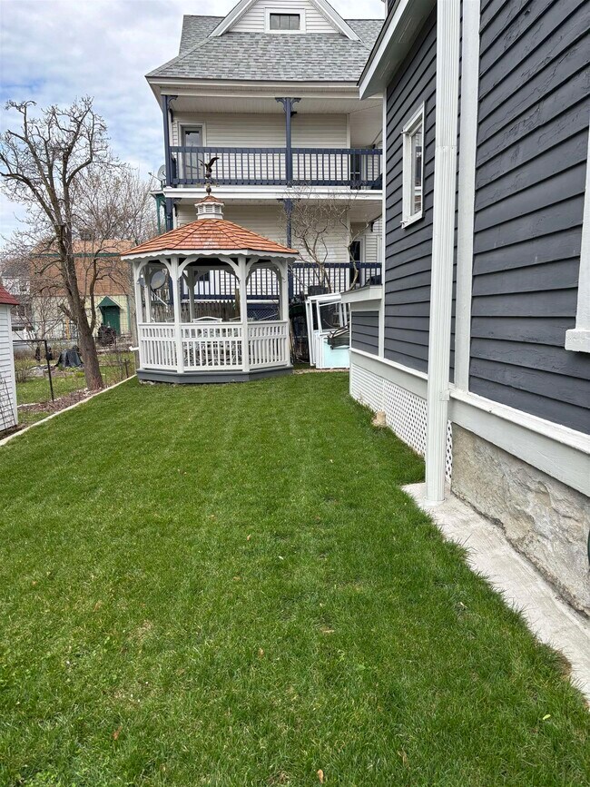 Building Photo - 92 Ashland St