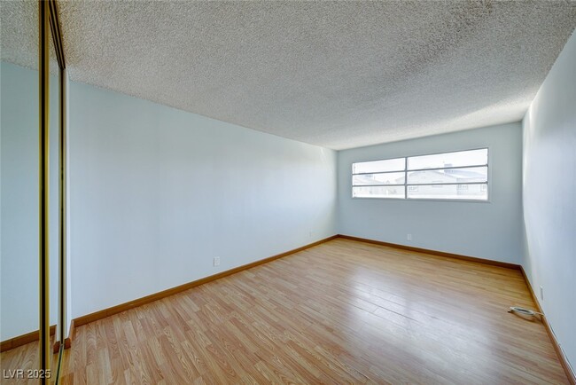 Building Photo - 1700 Rexford Dr