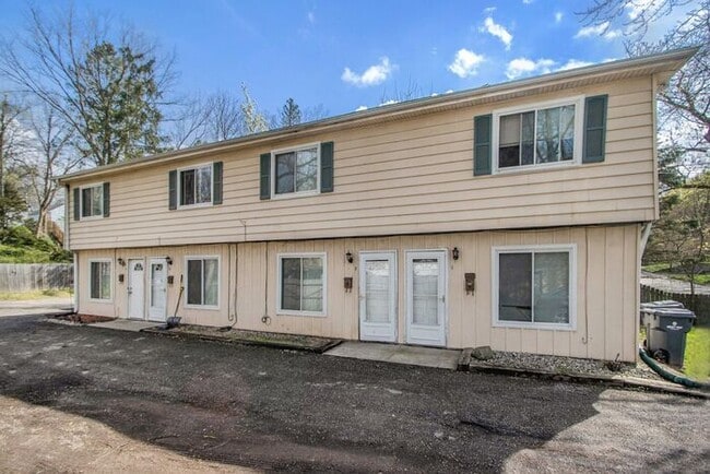 Building Photo - 2-Bed/1-Bath Town House, 850 sq. ft. - Ask...