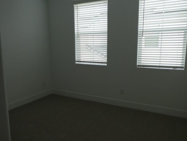 Building Photo - 2725 E Teaberry Dr