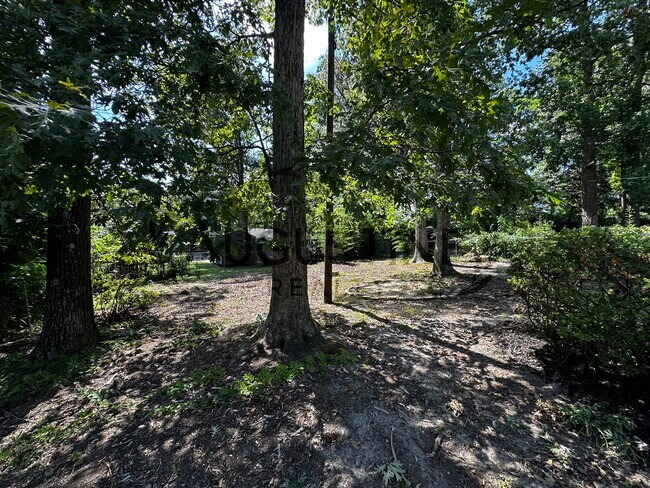 Building Photo - 2723 Robin Hood Dr