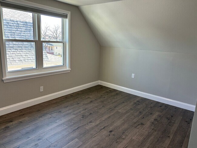 Building Photo - Modern Renovation in Sought-After Area