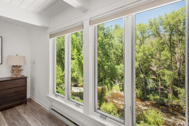 Building Photo - 916 E Hopkins Ave