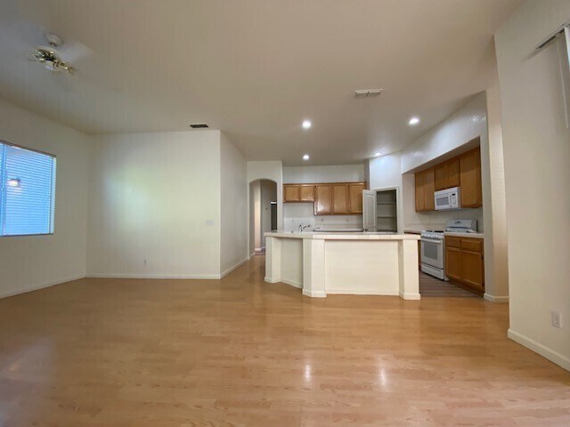 Building Photo - Charming 5 bedroom 2.5 bathroom home located in Natomas!