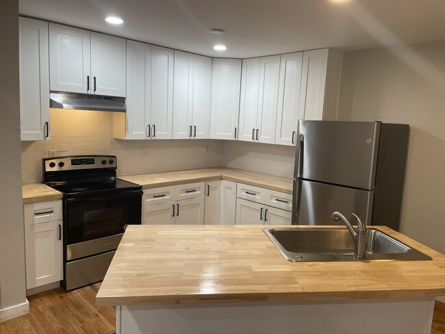 Building Photo - 611 Inglewood Dr