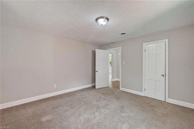 Building Photo - 31 Greenbrier Rd