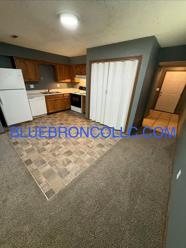 Building Photo - Spacious 3 bedroom townhome with attached 1 car garage
