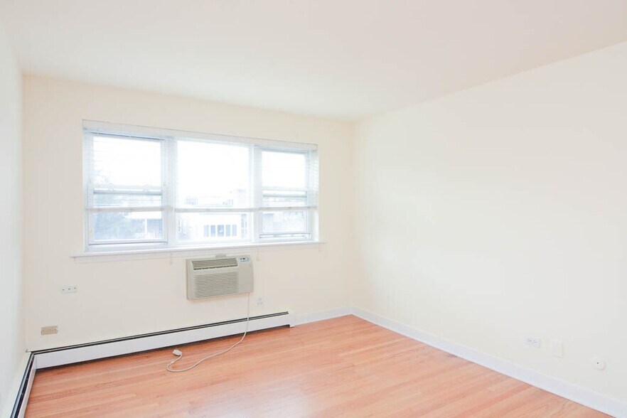 Building Photo - 628 W Wrightwood Ave