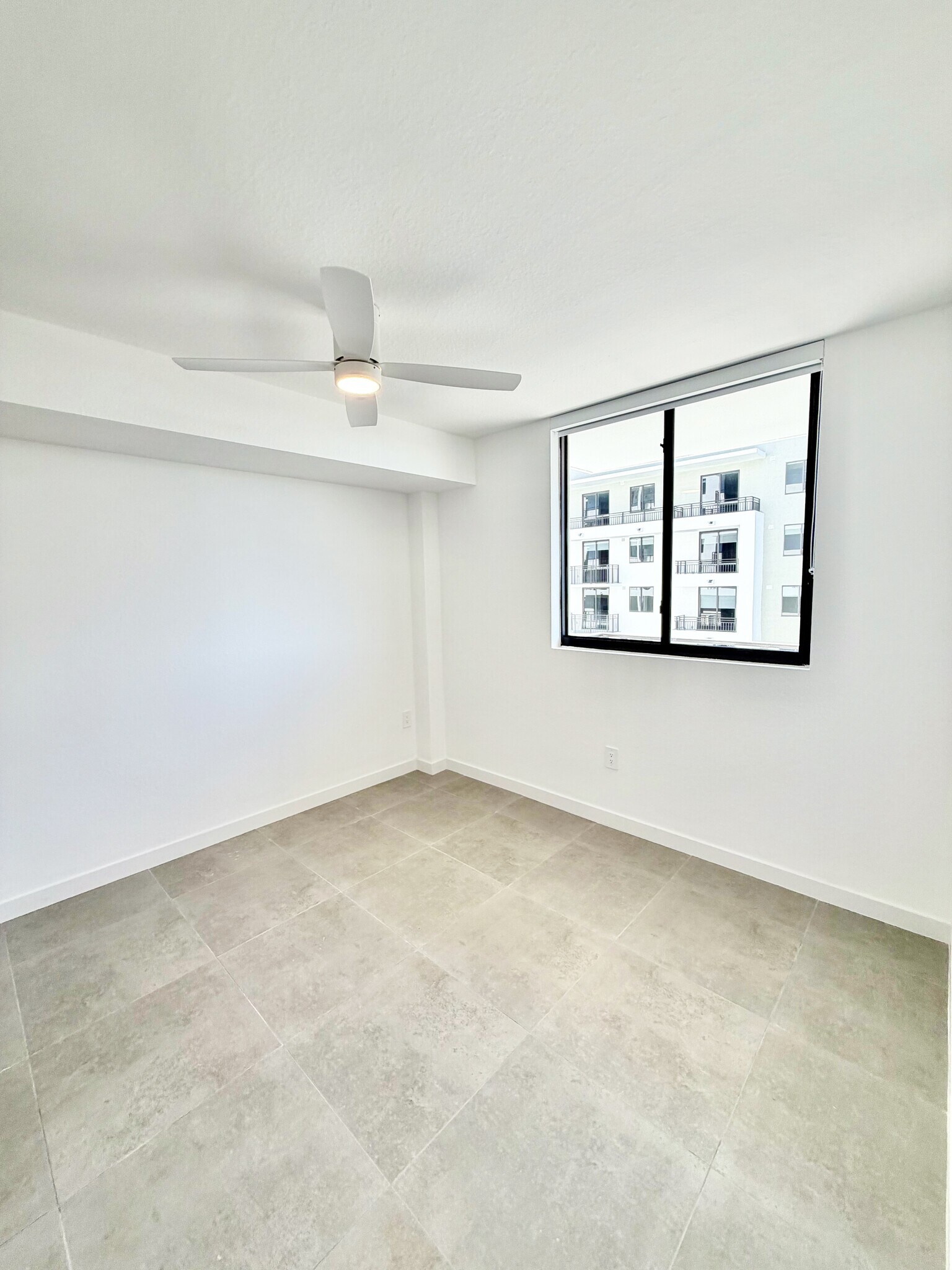 Building Photo - 1940 Van Buren St