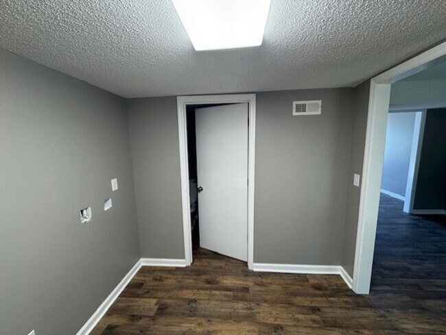 Building Photo - MOVE IN SPECIAL AVAILABLE!!