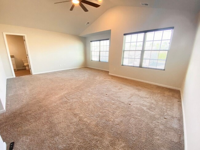 Building Photo - BETTER THAN NEW!