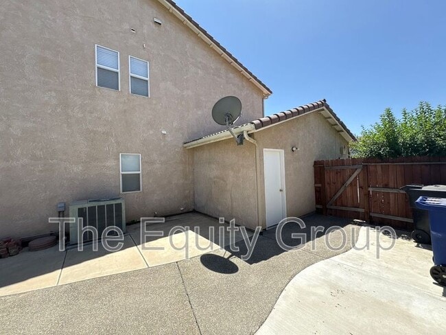 Building Photo - 938 W Encore Dr