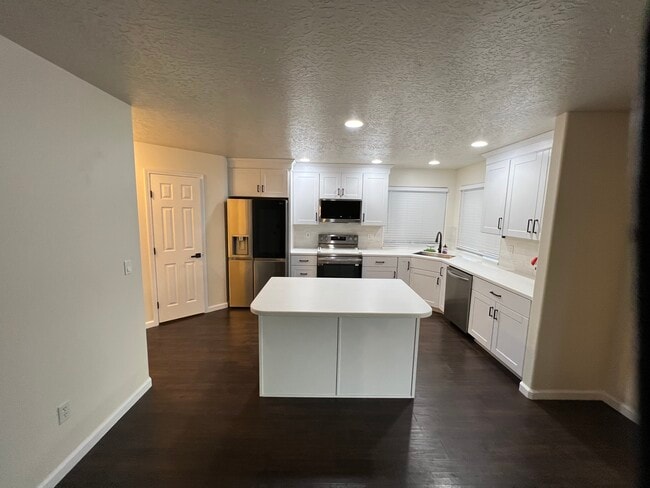 Building Photo - 173 E Moskee St