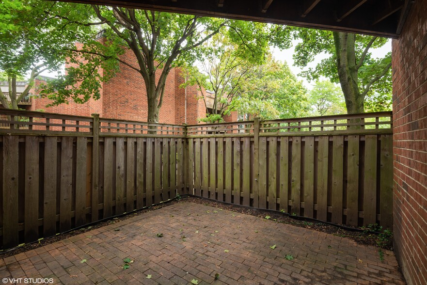 Building Photo - 2131 N Larrabee St
