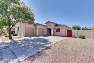 Building Photo - 902 E Madeline Dr